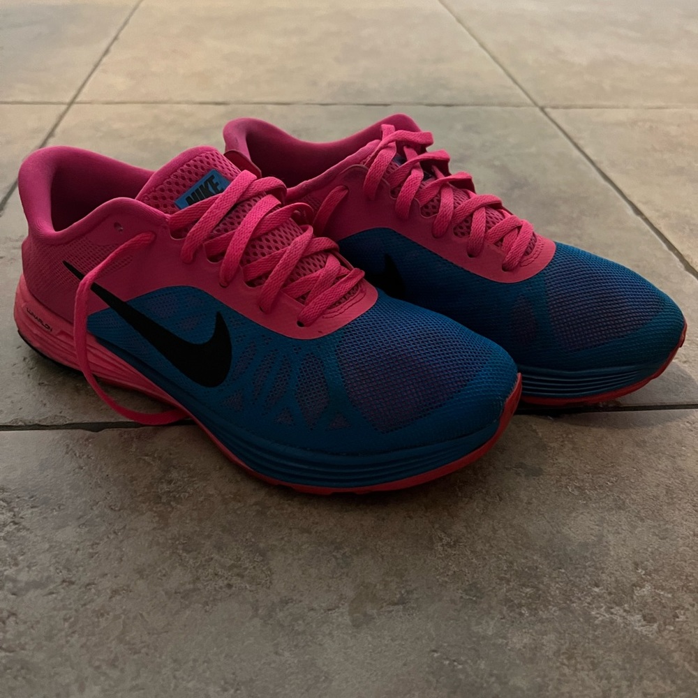 Nike women shoes size 7 barely worn Lunarlon